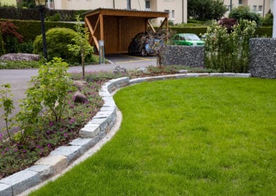 Garten Neugestaltung mit Natursteinmauern und Rollrasen in Hinwil, Zürcher Oberland