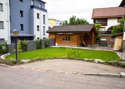 Garten Neugestaltung mit Natursteinmauern und Rollrasen in Hinwil, Zürcher Oberland