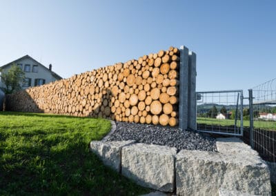 Sichtschutzwand mit Holzstämmen, Hinwil